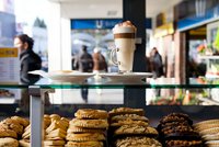 Blick auf Tresen einer Bäckerei mit Kaffee